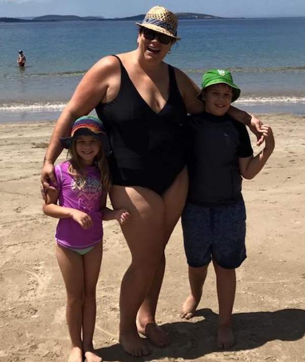 mom poses photo two kids beach then life changing moment 02